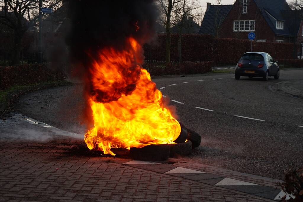 Stapel autobanden in brand gestoken