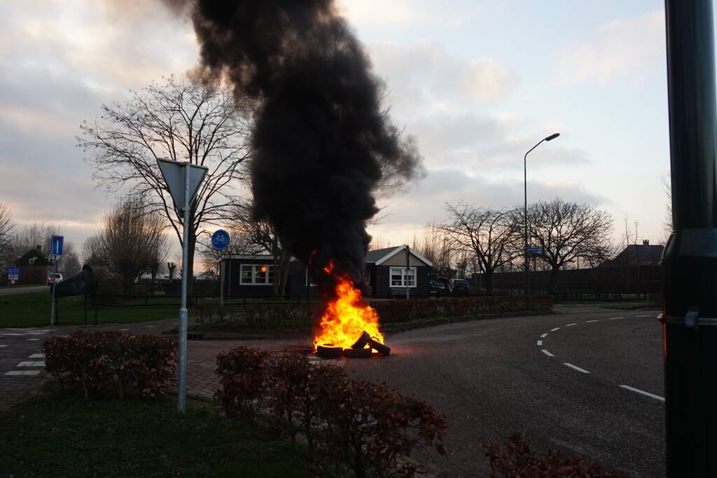 Stapel autobanden in brand gestoken