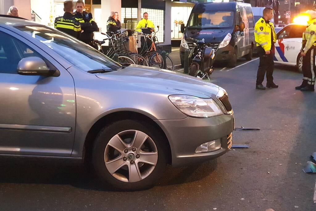 Scooterrijder gewond bij aanrijding met auto