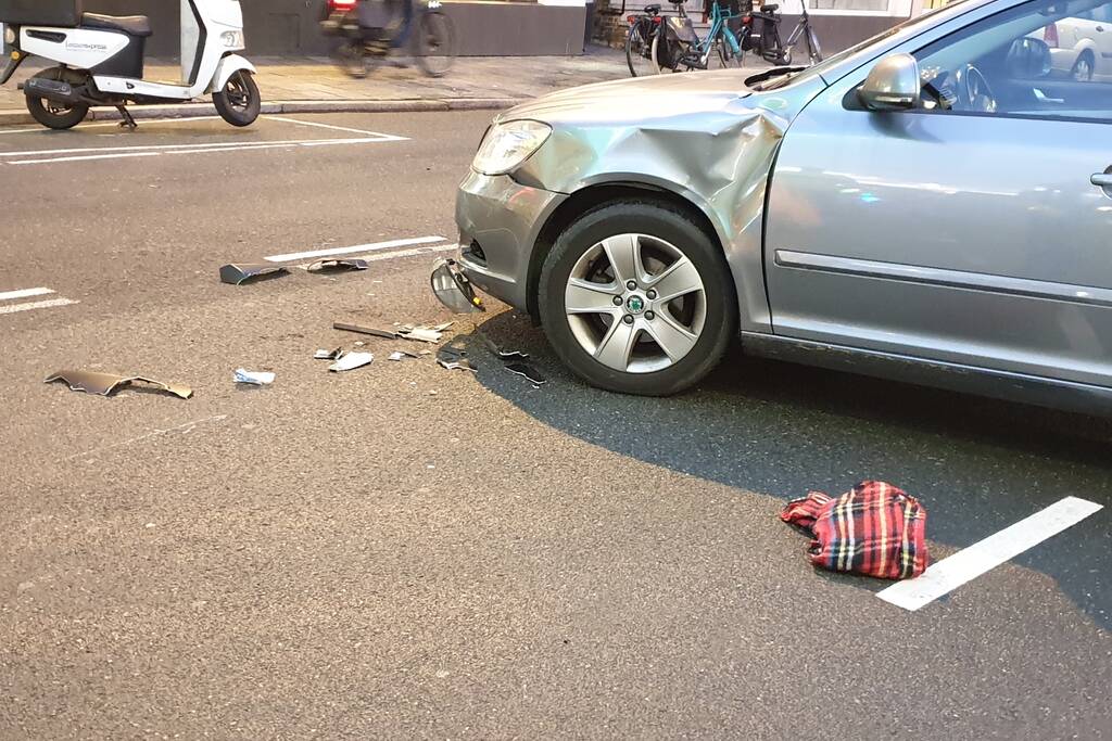 Scooterrijder gewond bij aanrijding met auto