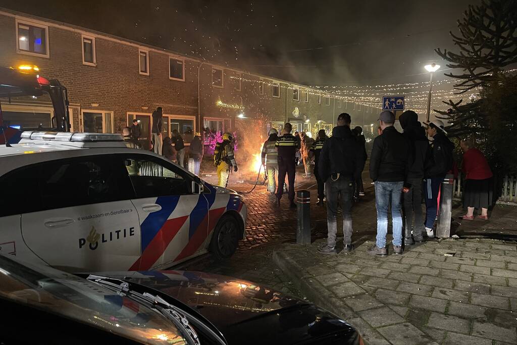 Brandweer blust brandende pallets