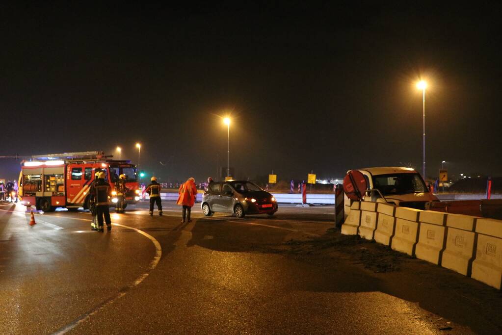 Automobilist verliest macht over het stuur en botst op betonblok