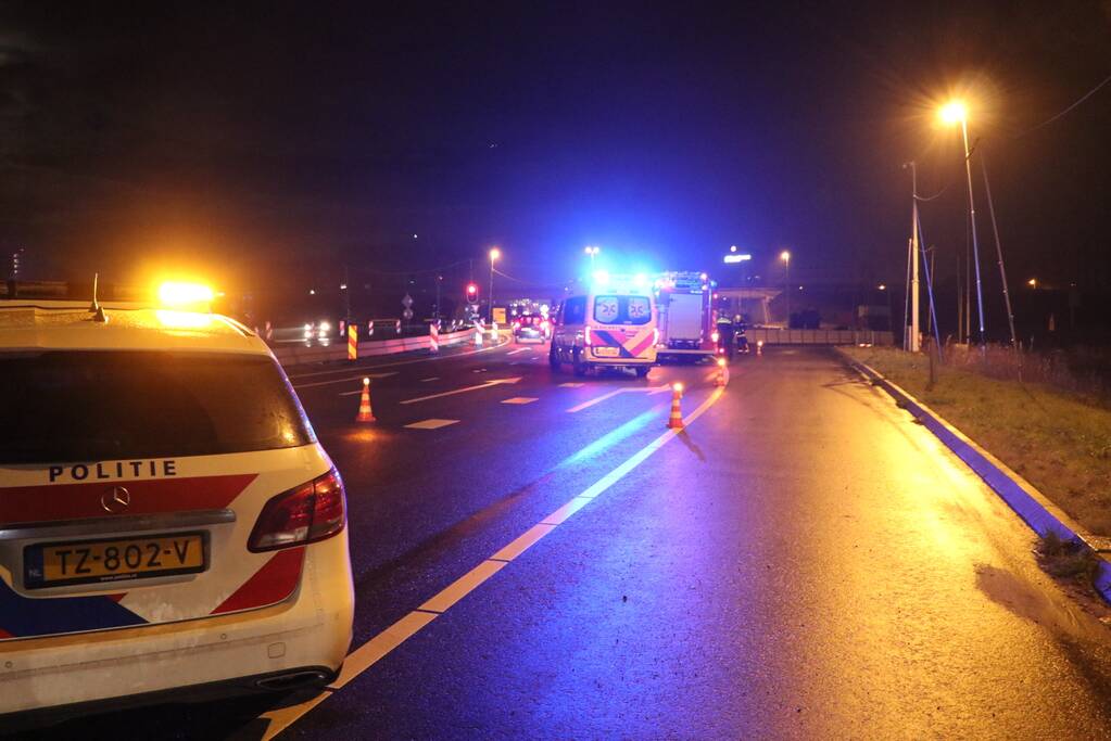 Automobilist verliest macht over het stuur en botst op betonblok