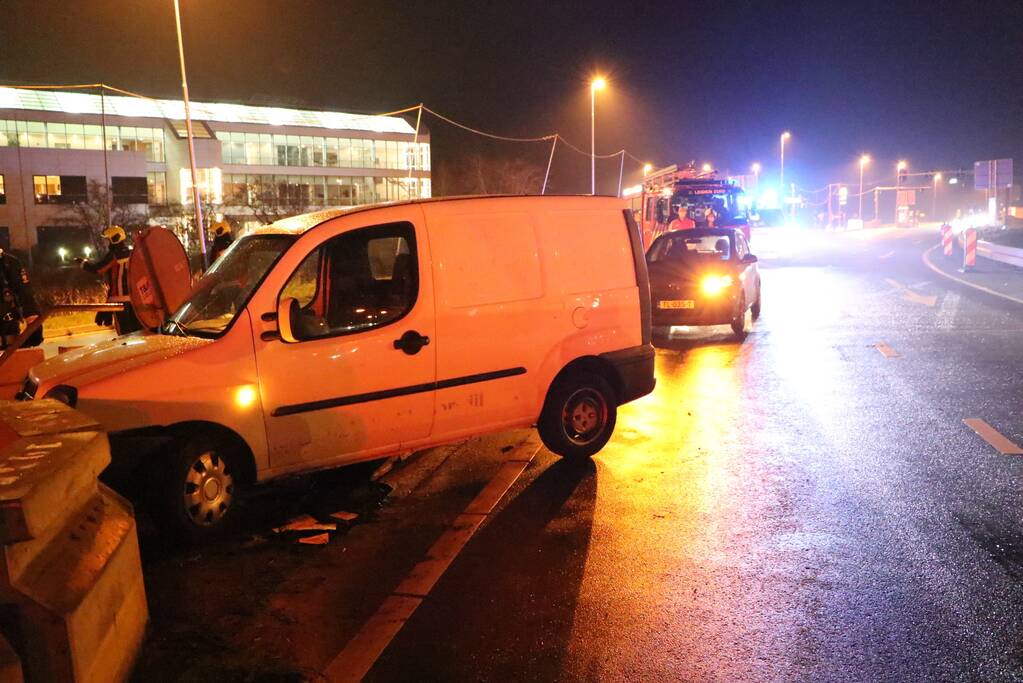 Automobilist verliest macht over het stuur en botst op betonblok