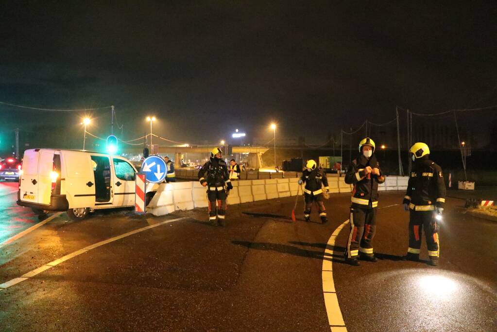 Automobilist verliest macht over het stuur en botst op betonblok