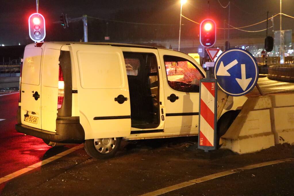 Automobilist verliest macht over het stuur en botst op betonblok