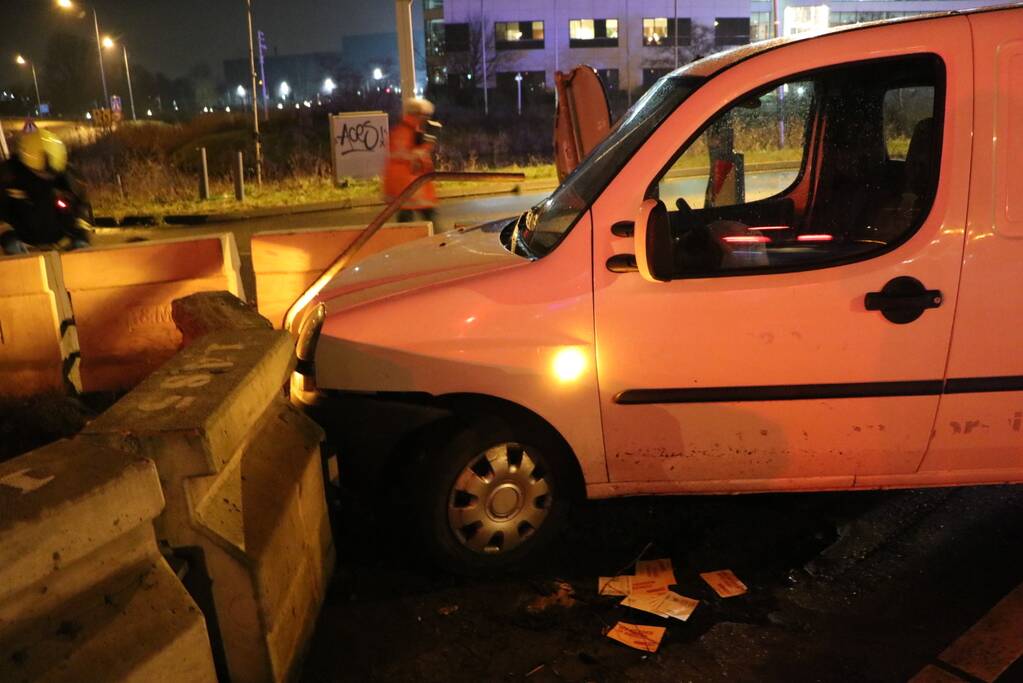 Automobilist verliest macht over het stuur en botst op betonblok