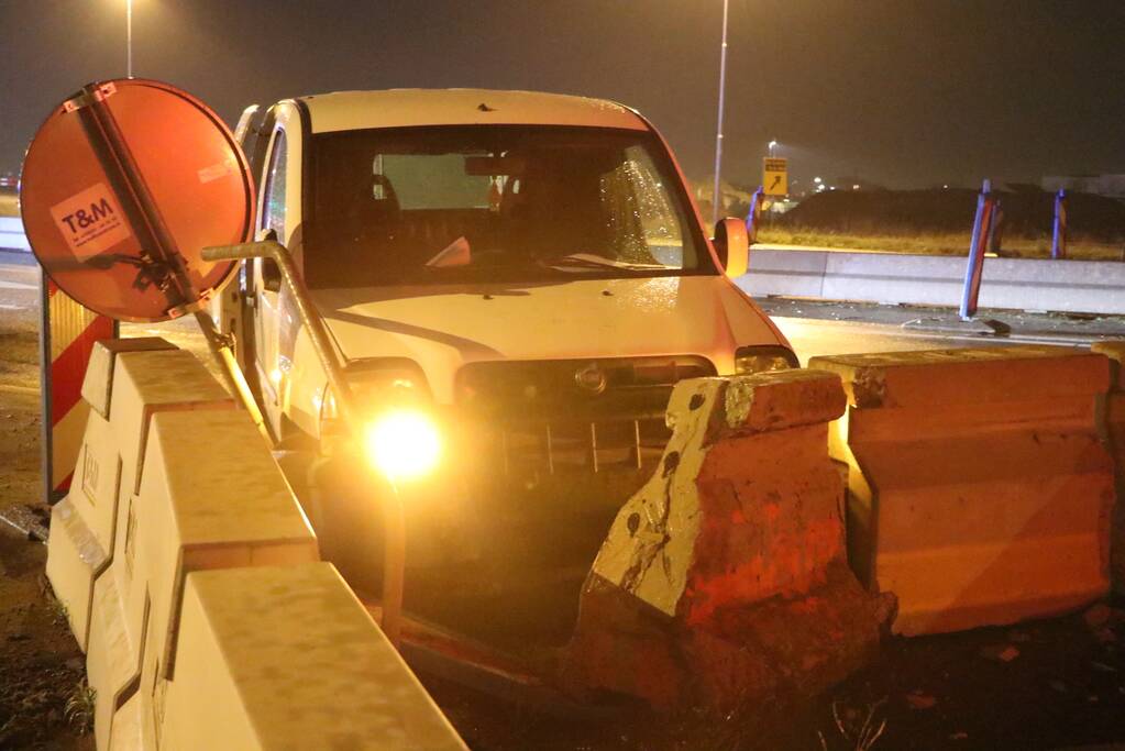 Automobilist verliest macht over het stuur en botst op betonblok