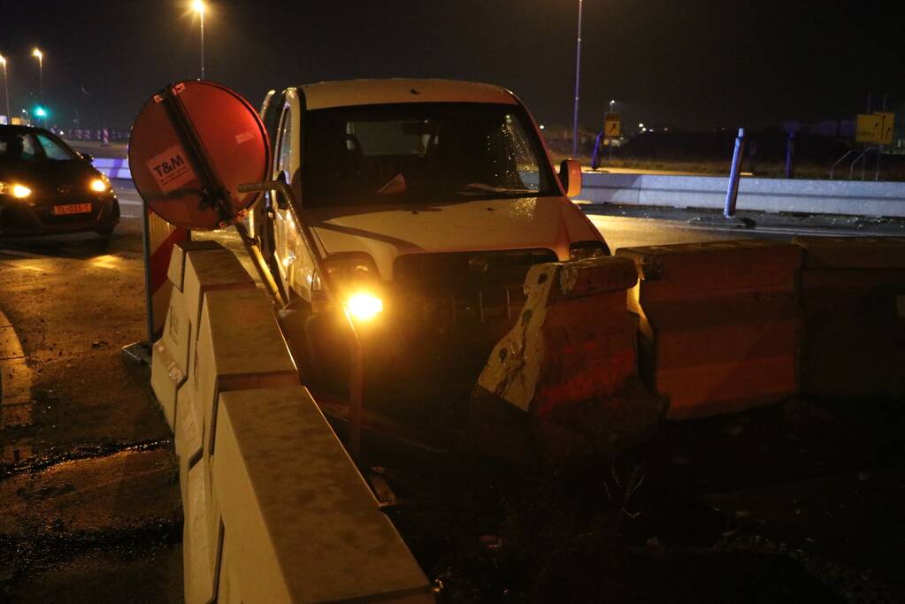 Automobilist verliest macht over het stuur en botst op betonblok