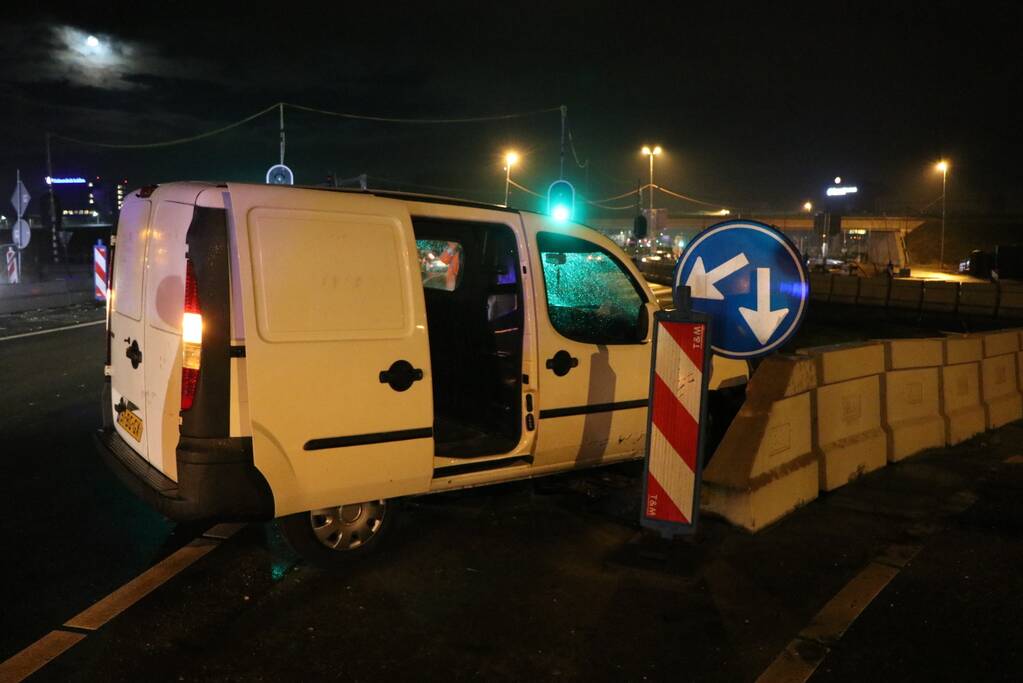 Automobilist verliest macht over het stuur en botst op betonblok