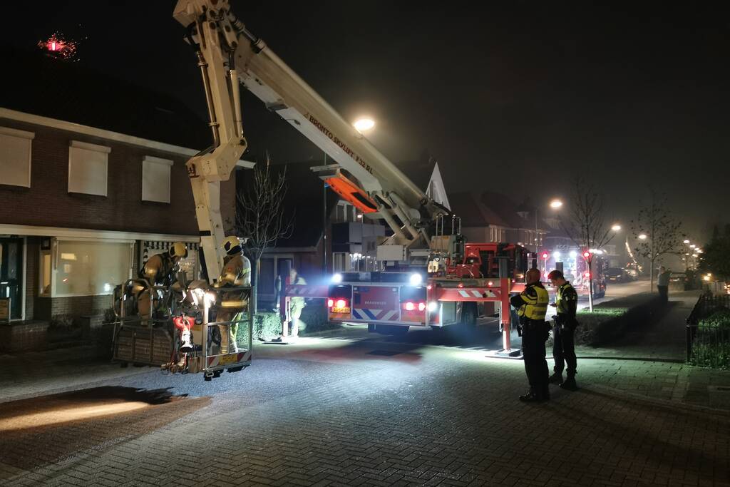 Brandweer blust brandende schoorsteen