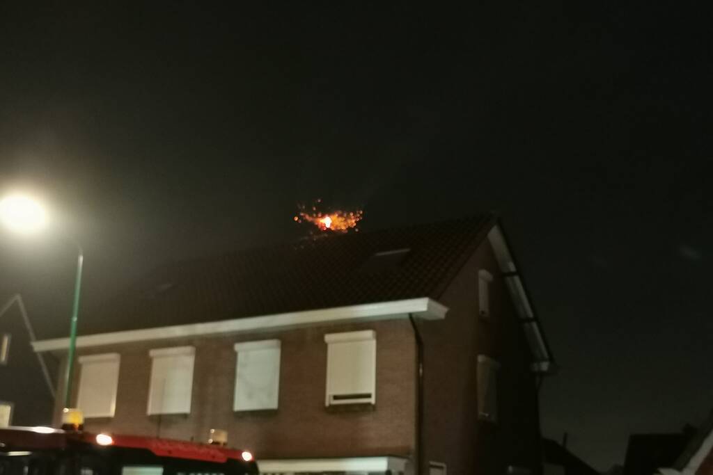 Brandweer blust brandende schoorsteen