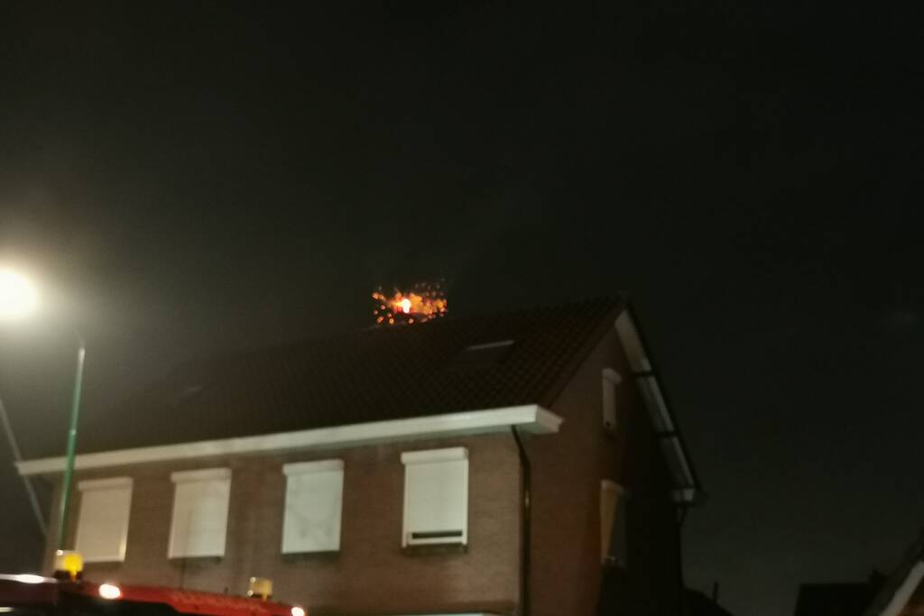 Brandweer blust brandende schoorsteen