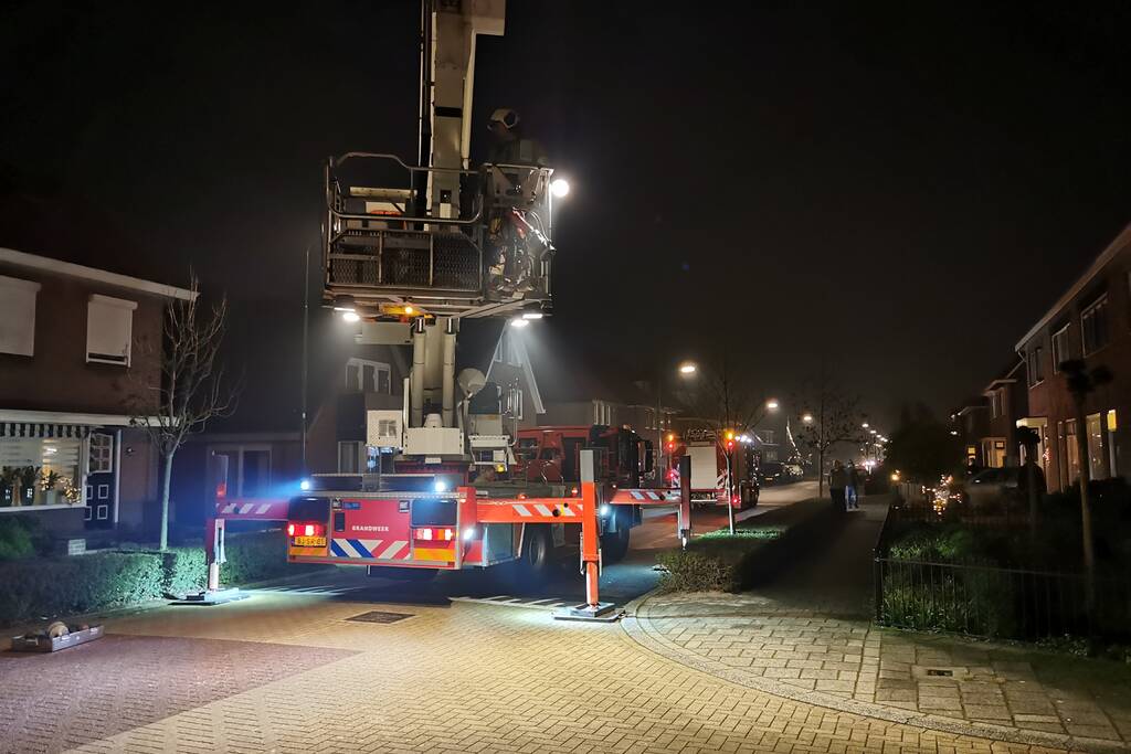 Brandweer blust brandende schoorsteen
