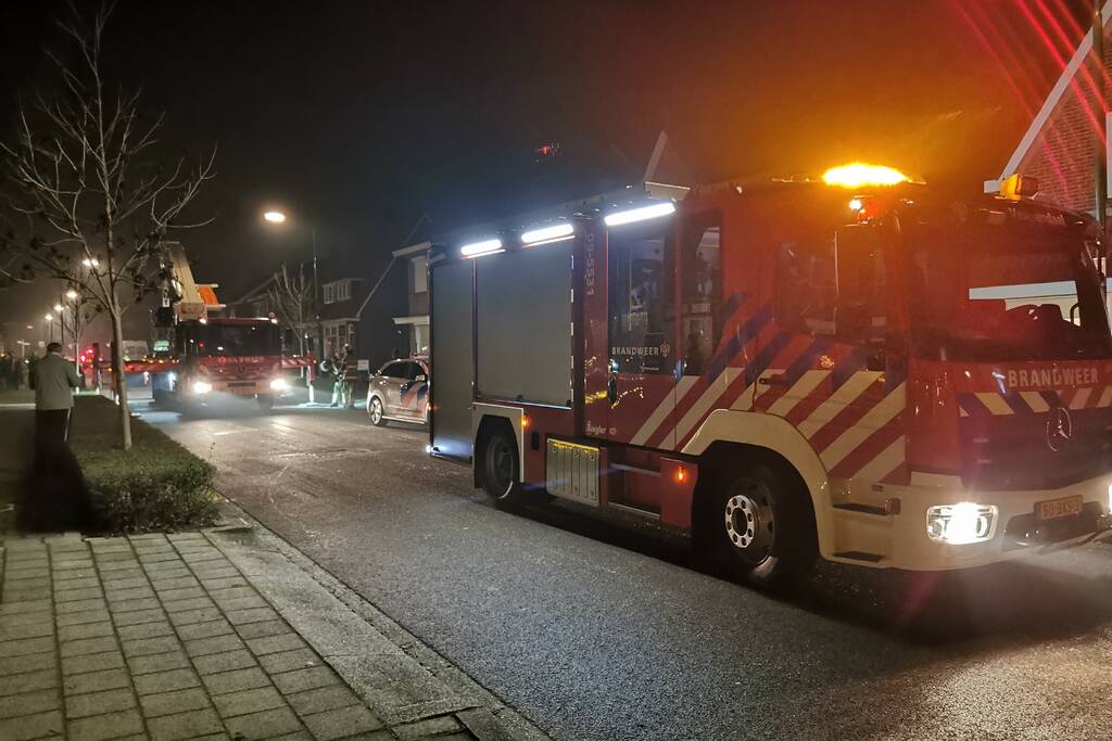 Brandweer blust brandende schoorsteen