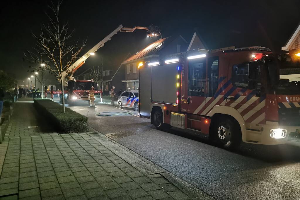 Brandweer blust brandende schoorsteen