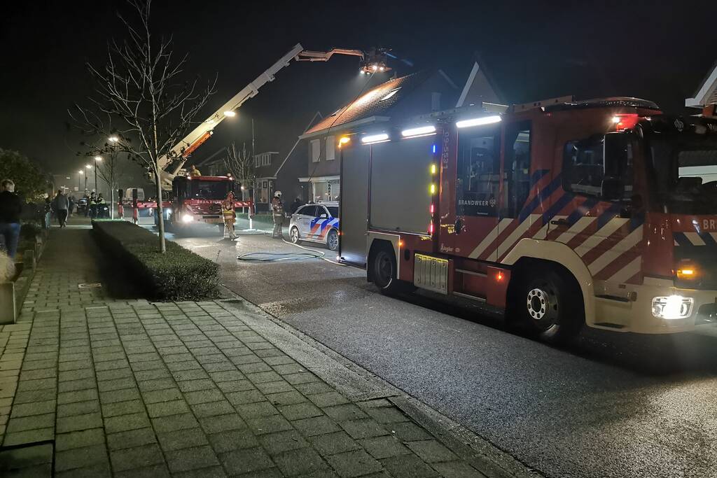 Brandweer blust brandende schoorsteen