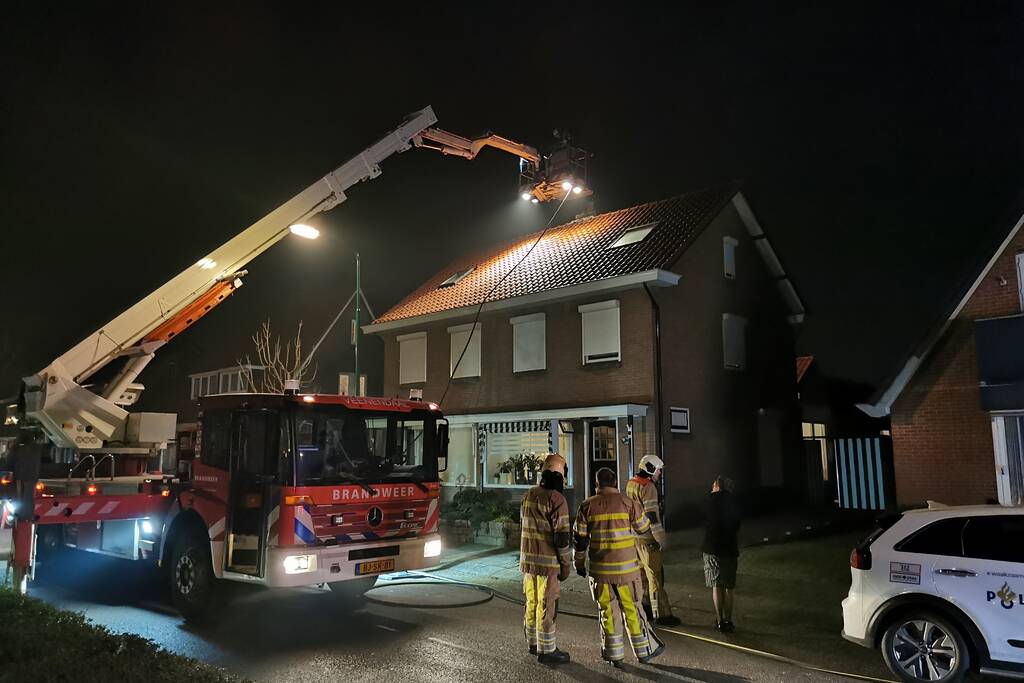 Brandweer blust brandende schoorsteen