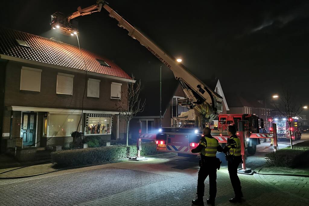 Brandweer blust brandende schoorsteen