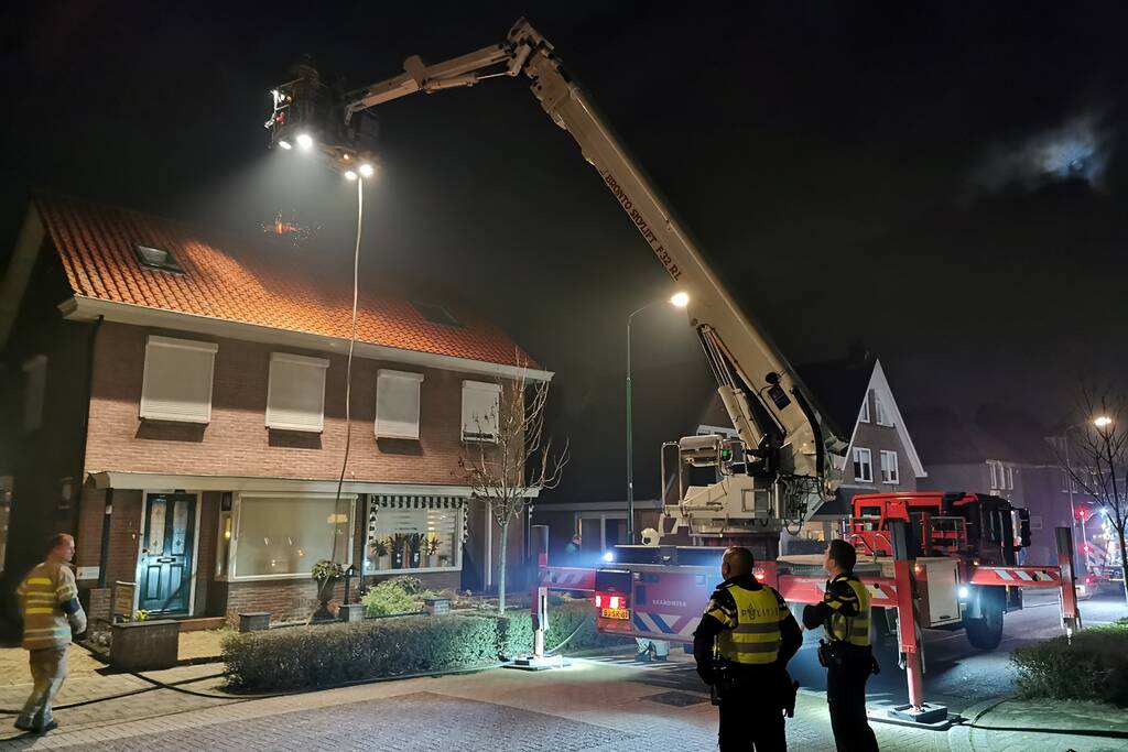 Brandweer blust brandende schoorsteen