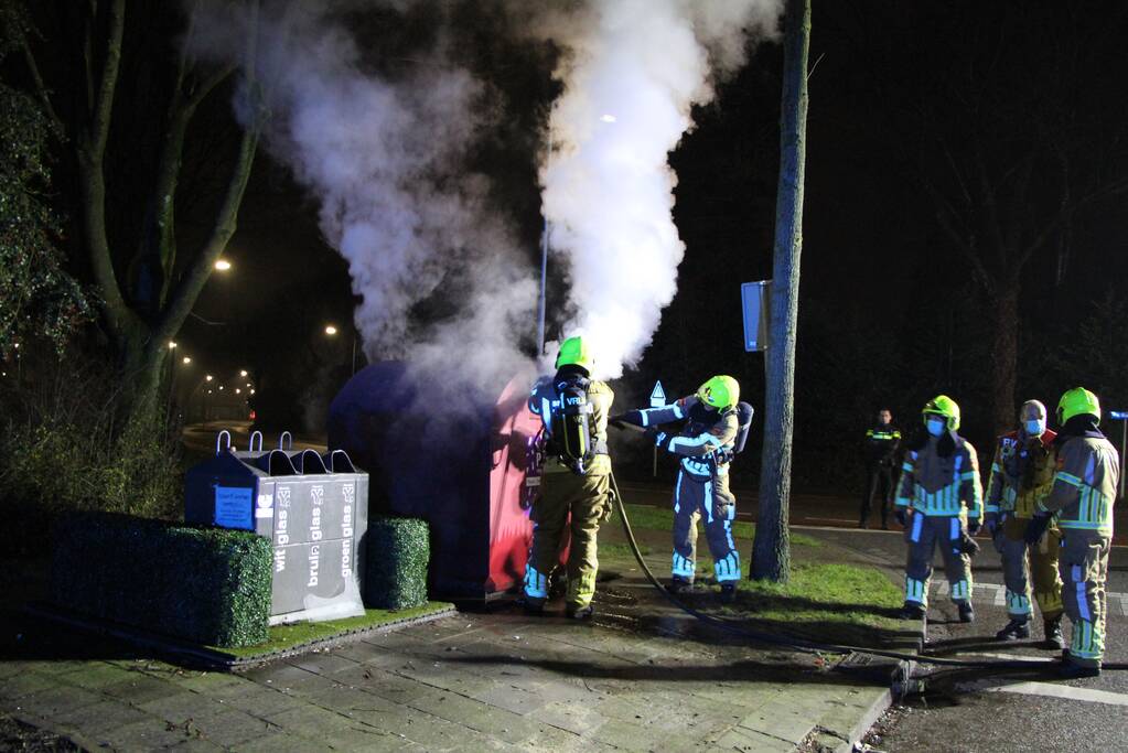 Brandweer blust brandende plasticcontainer