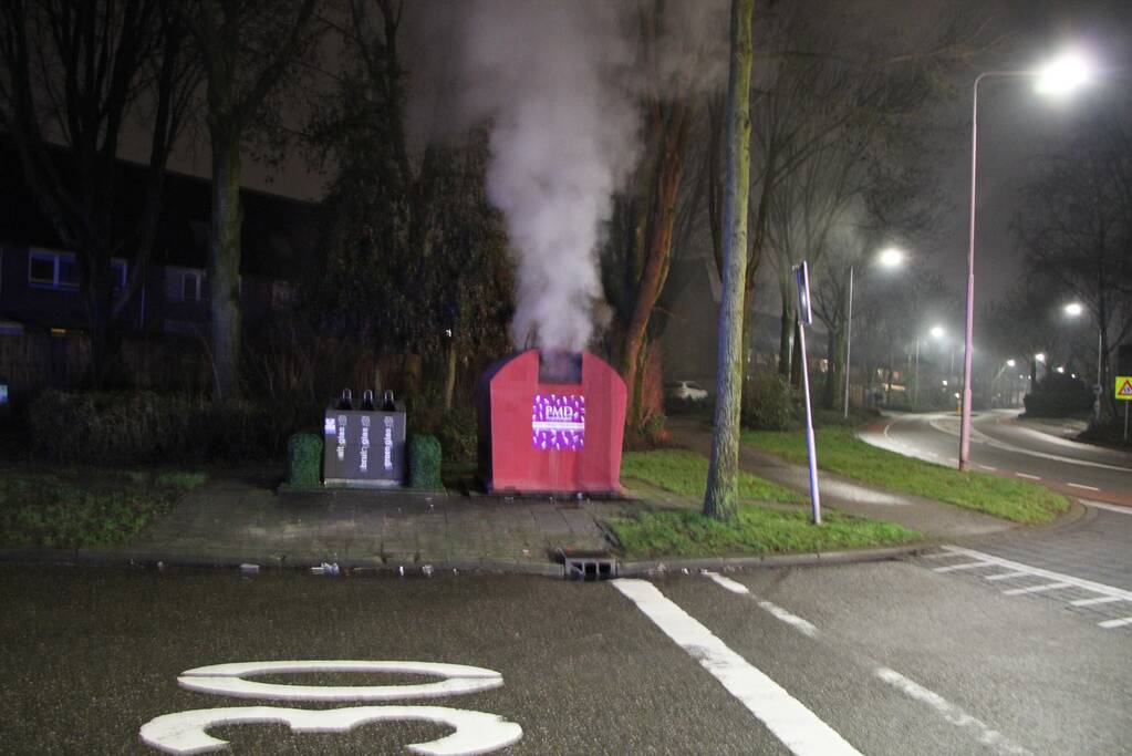 Brandweer blust brandende plasticcontainer