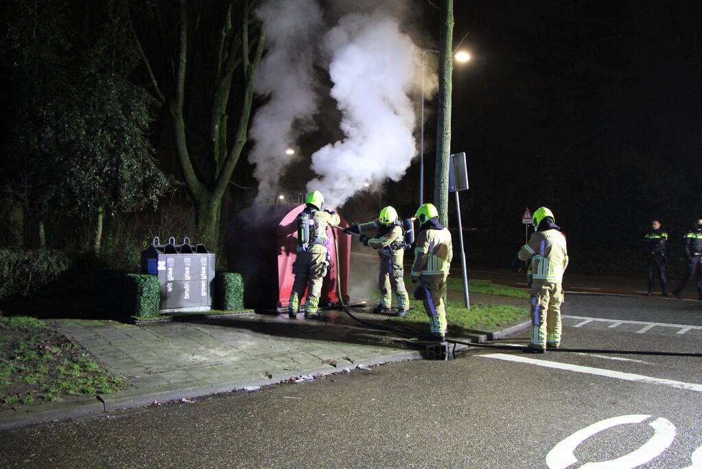 Brandweer blust brandende plasticcontainer
