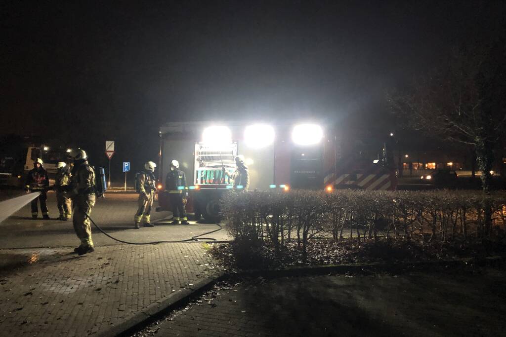 Houten pallet en vuurton in brand