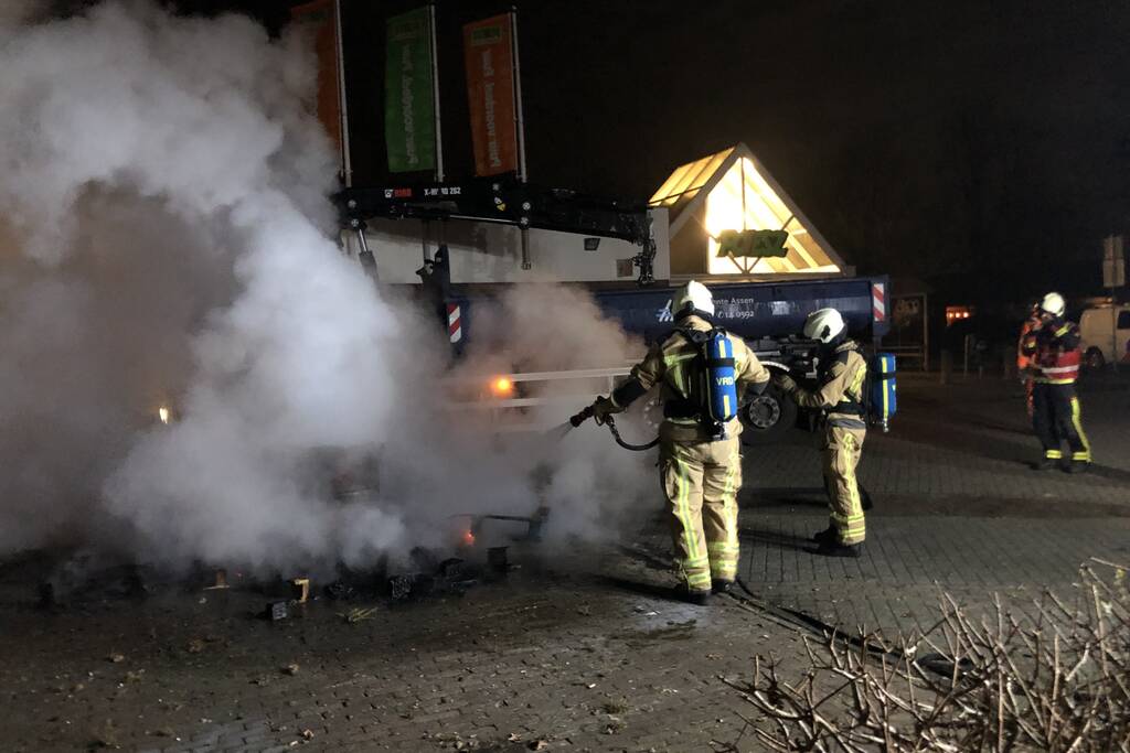 Houten pallet en vuurton in brand