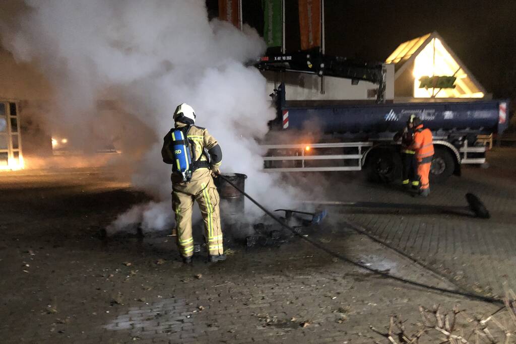 Houten pallet en vuurton in brand