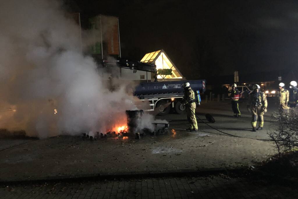 Houten pallet en vuurton in brand