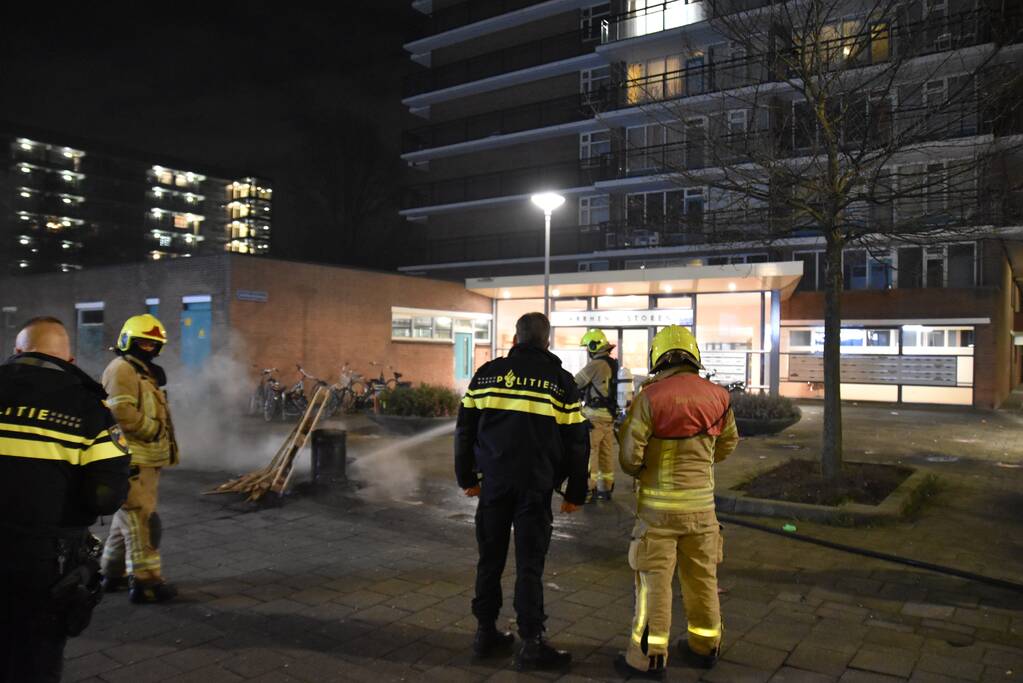 Pallets en ton aangestoken door jeugd