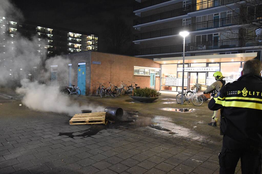 Pallets en ton aangestoken door jeugd