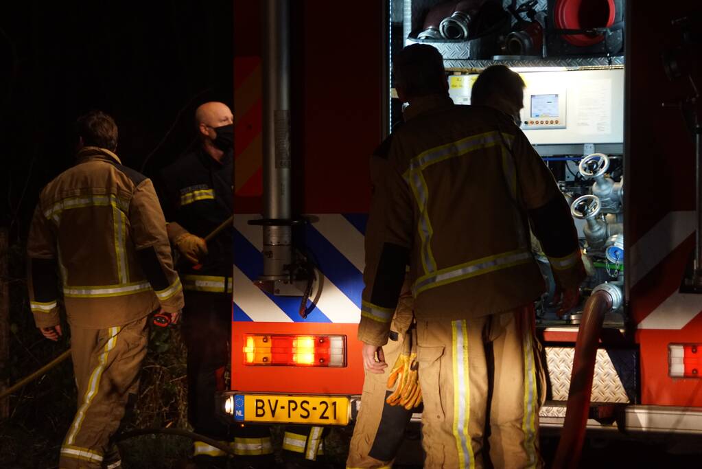 Afvalbrand in bosgebied