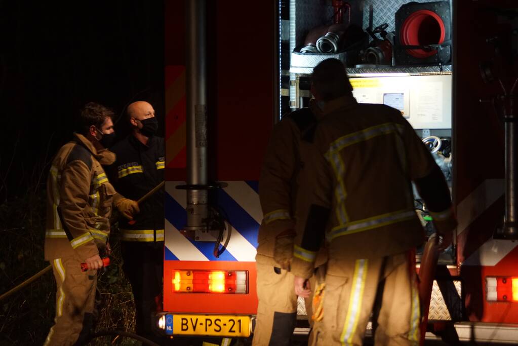 Afvalbrand in bosgebied