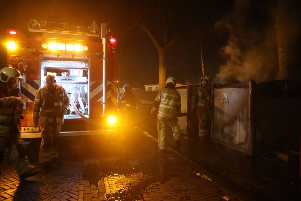 Brandweer blust brandende container
