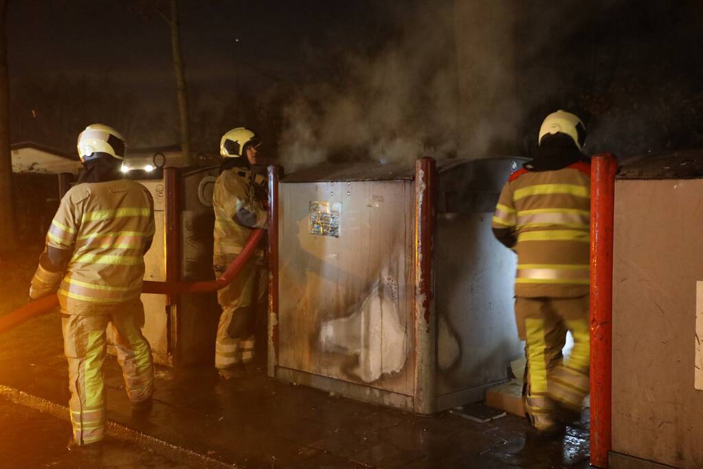 Brandweer blust brandende container