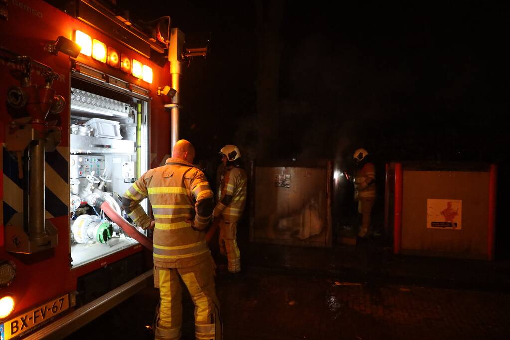 Brandweer blust brandende container