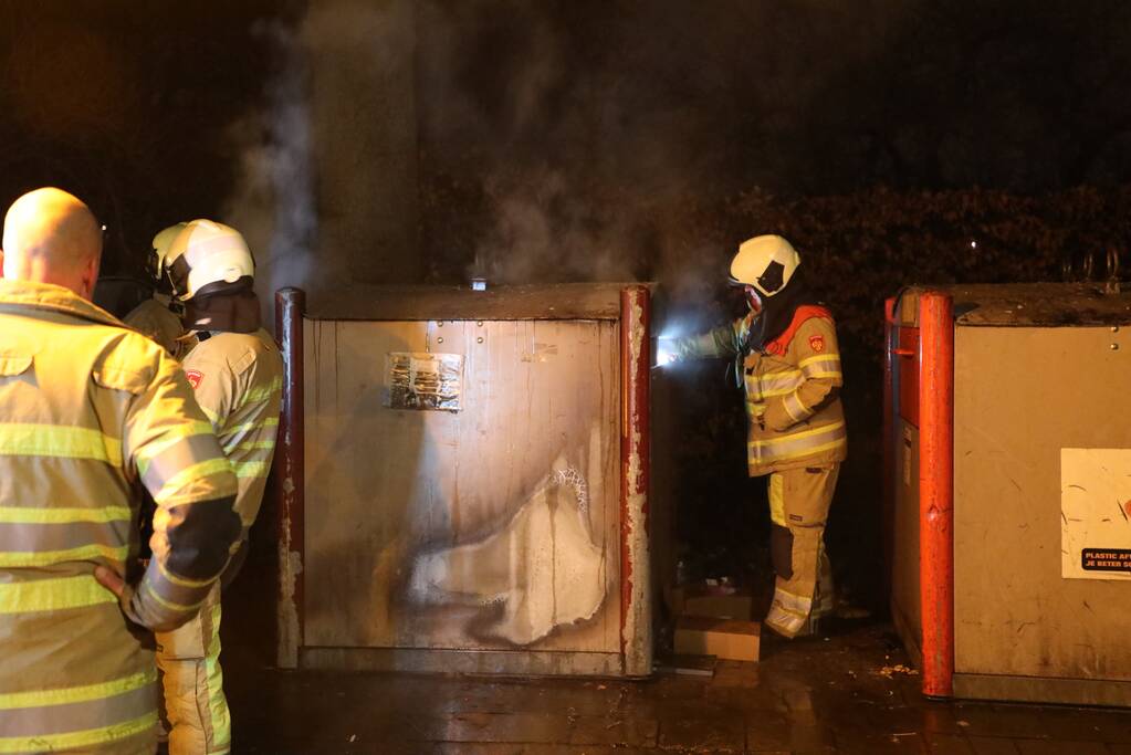 Brandweer blust brandende container