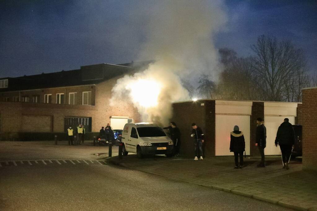Brand in bestelbus snel onder controle