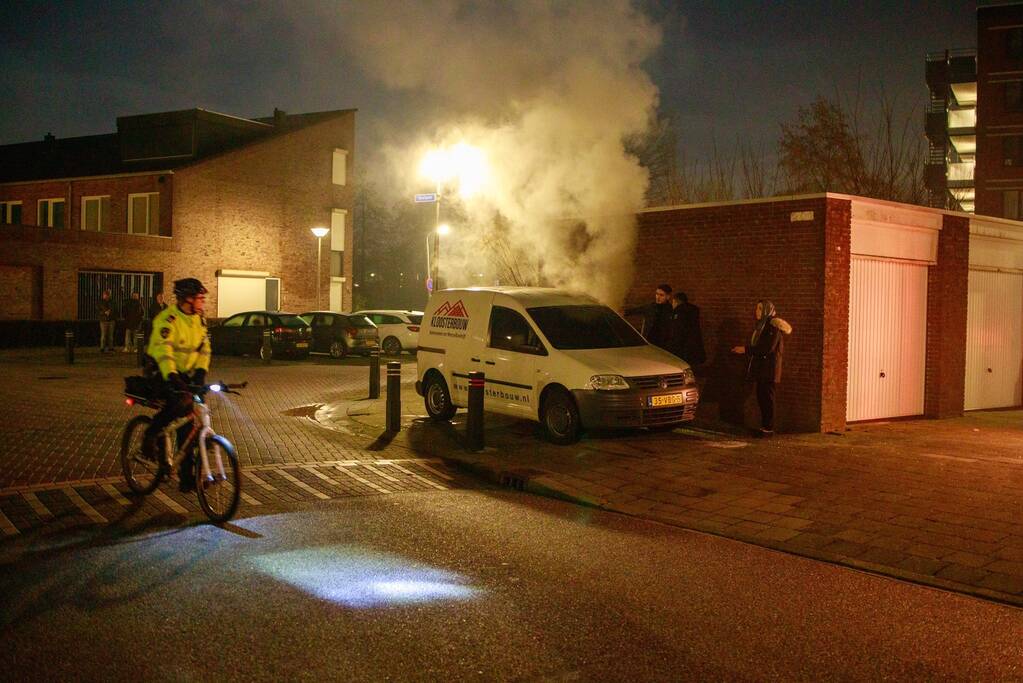 Brand in bestelbus snel onder controle