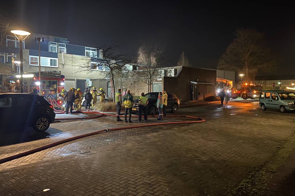 Grote uitslaande brand in woning