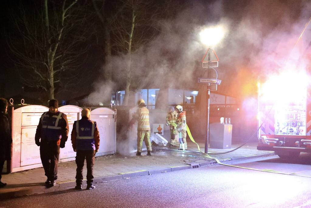 Papiercontainer in brand gestoken