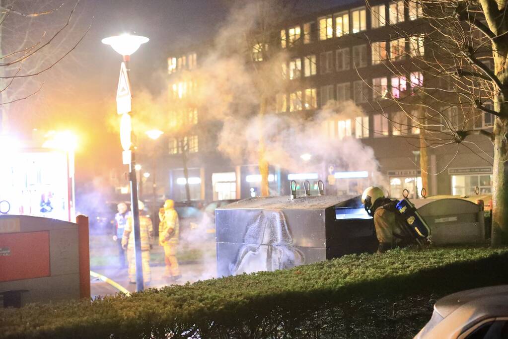 Papiercontainer in brand gestoken