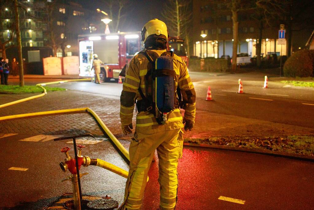 Papiercontainer in brand gestoken