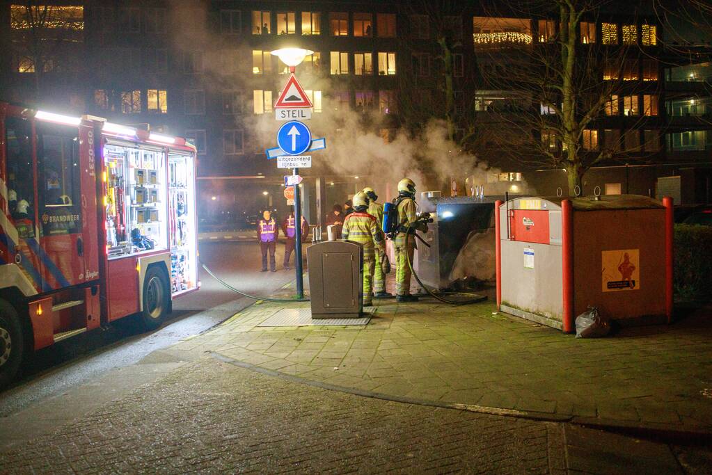 Papiercontainer in brand gestoken