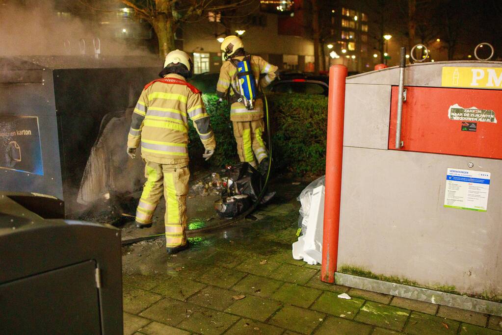 Papiercontainer in brand gestoken