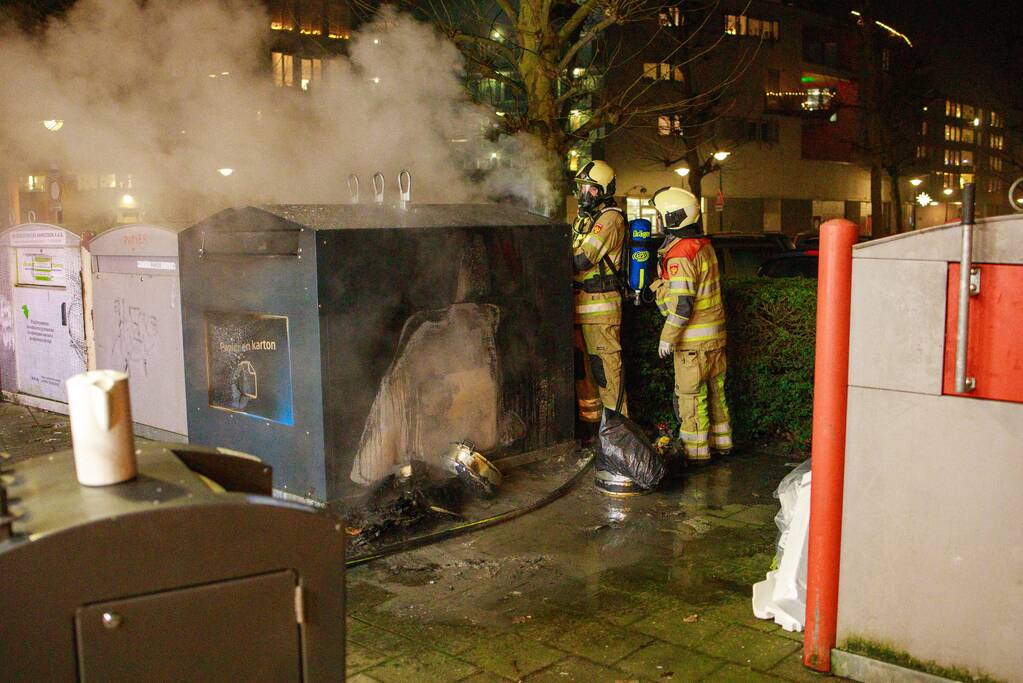 Papiercontainer in brand gestoken