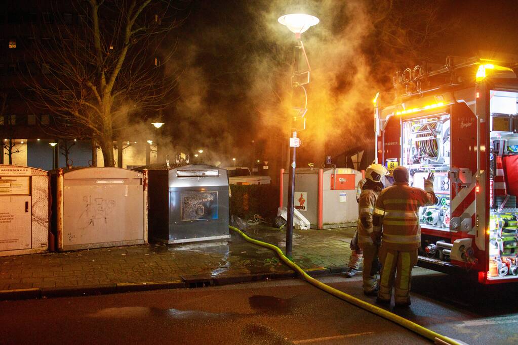 Papiercontainer in brand gestoken