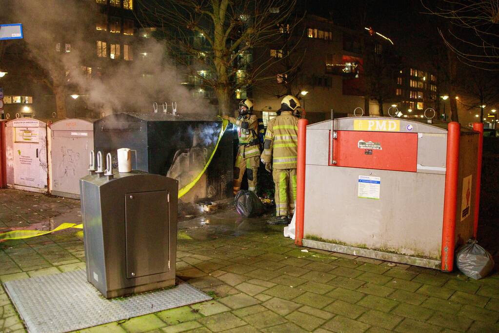 Papiercontainer in brand gestoken